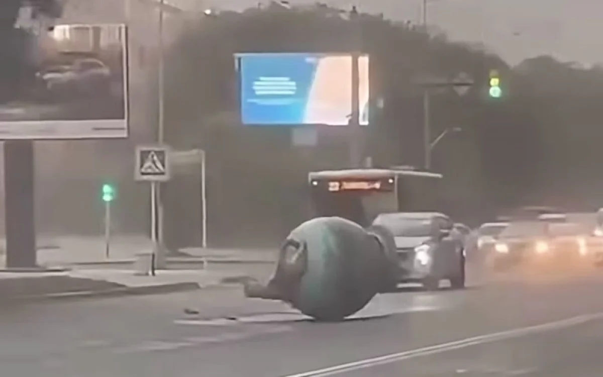Ураганный ветер в Актобе срывал крыши и валил деревья: часть города осталась без света