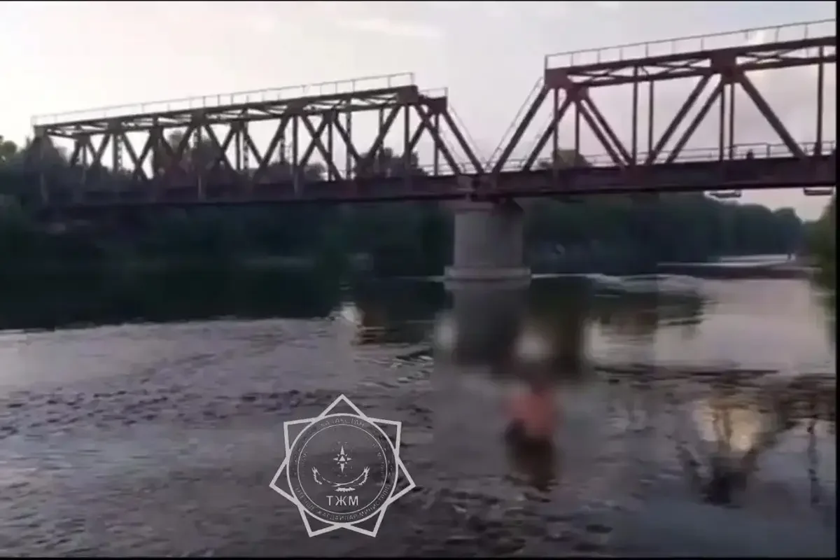 Өскеменде көпірден суға секірген ер адамды құтқарушылар алып шықты