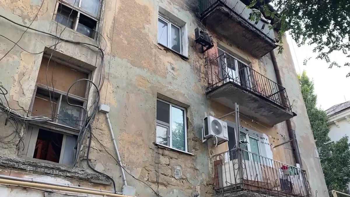 Атырау қаласының қақ ортасындағы апатты үй тұрғындары адам төзгісіз жағдайда өмір сүріп жатыр