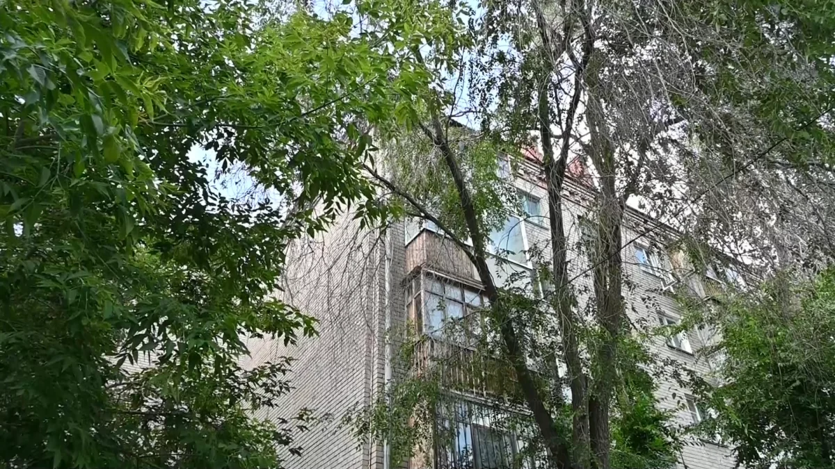 Крыша течет, а с фасада падают кирпичи: жители пятиэтажки в Костанае опасаются за состояние своего дома