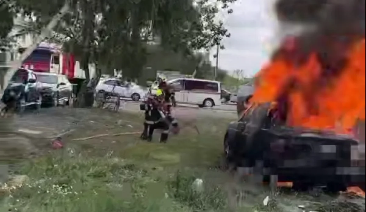 В Астане спасатели потушили загоревшийся автомобиль (ВИДЕО)