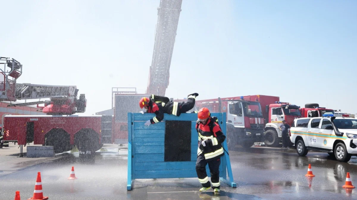 Журналисты примерили боёвки: в Астане прошел Кубок министра по ЧС «FireFit»