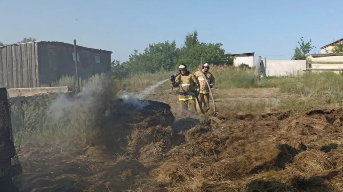 Пожар в Акмолинской области: две тонны сена едва не сожгли жилой дом