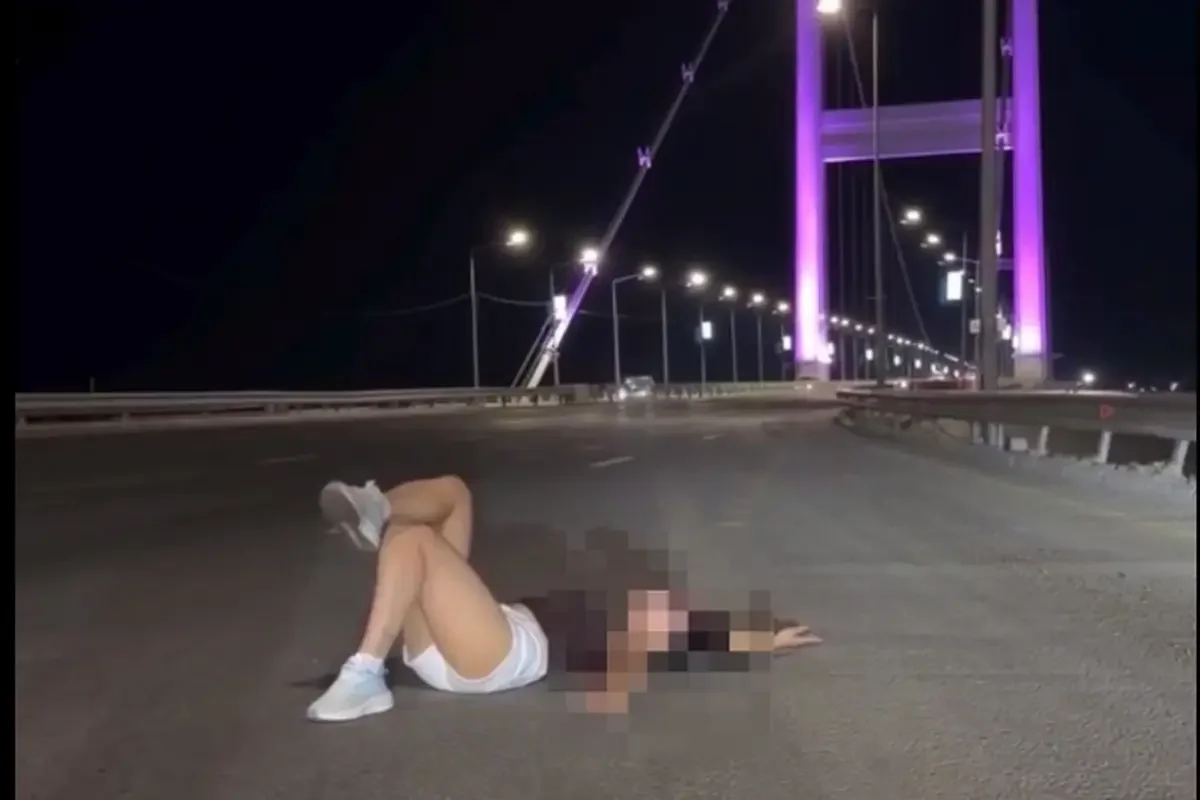 Женщину наказали за ночную фотосессию на мосту в Семее (ВИДЕО)