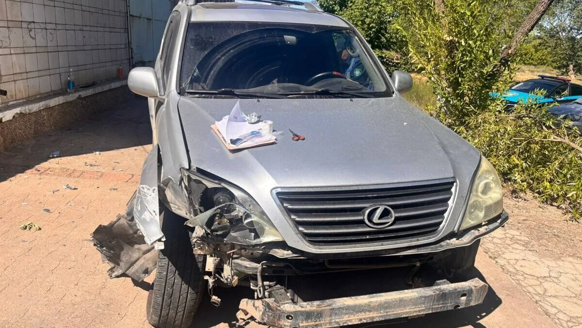 Угнал и разбил: в Степногорске рабочий тайком забрал Lexus у спящего хозяина