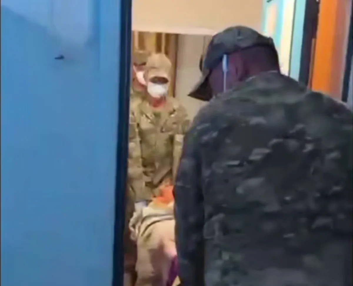 В Конаеве спасатели помогли пожилой женщине, которая не могла подняться с пола (ВИДЕО)
