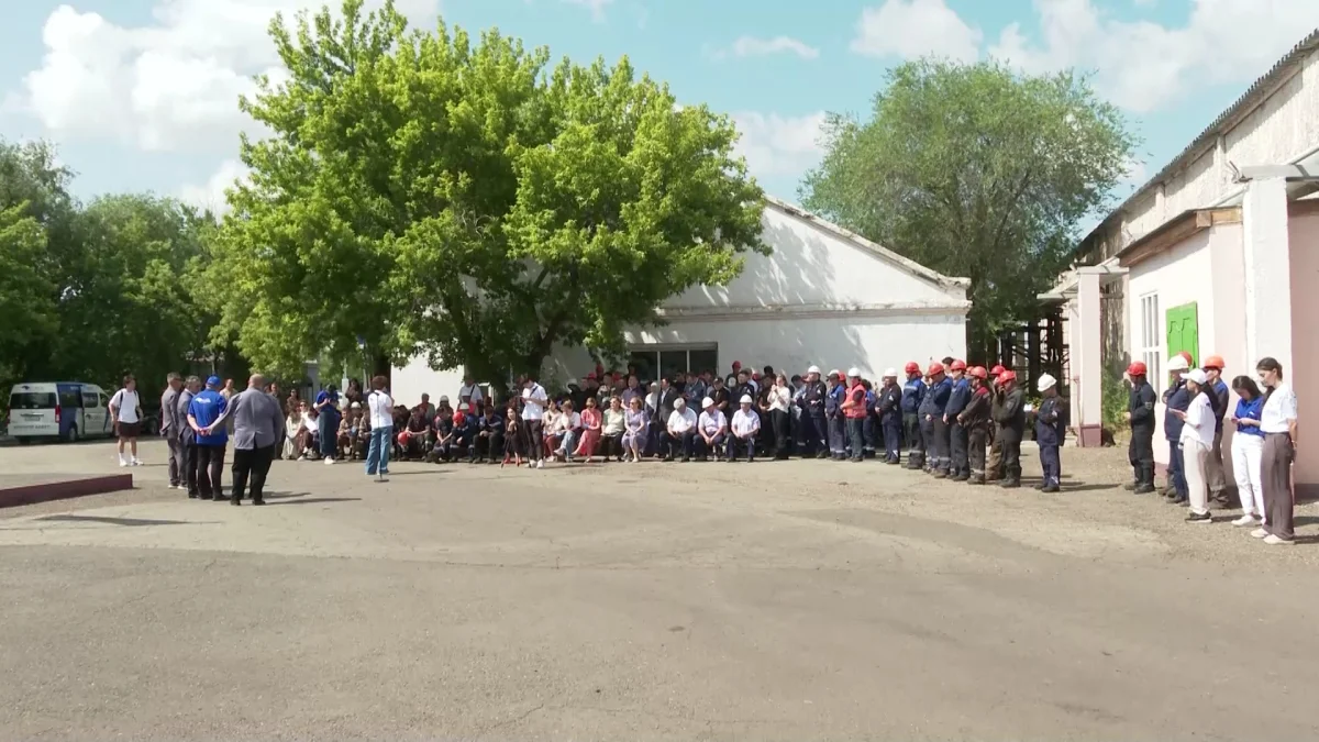 «Ақ жол» партиясының өкілдері еңбек ұжымымен кездесті