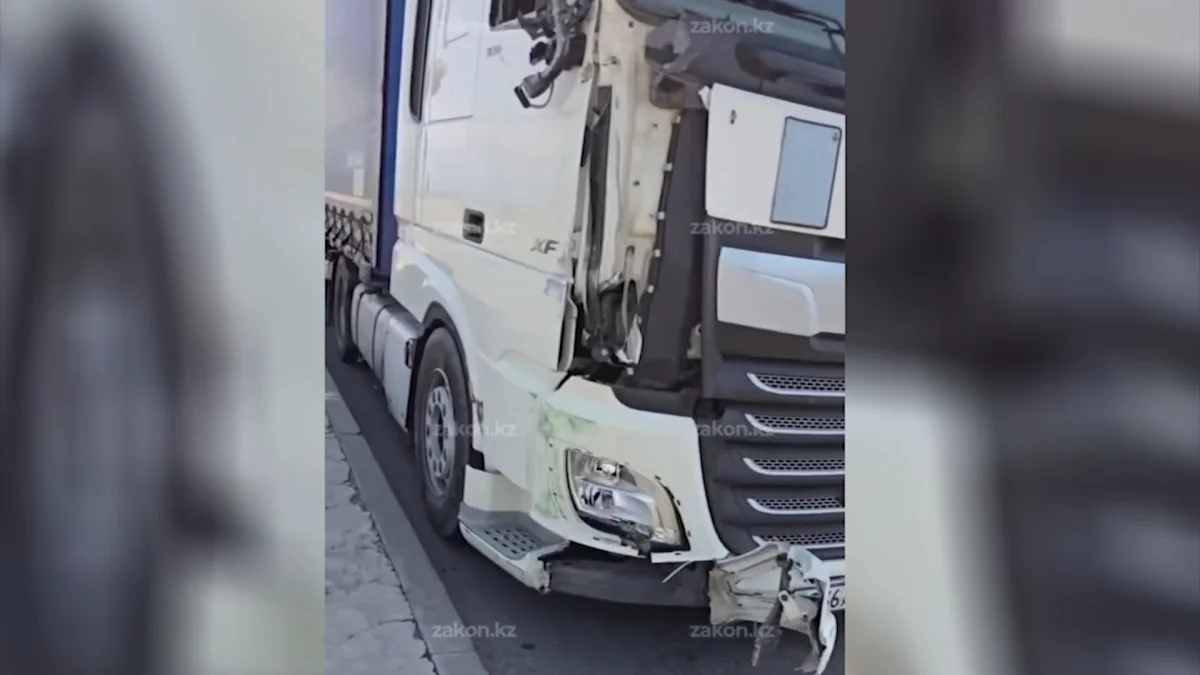 Фура протаранила пассажирский автобус в Алматы