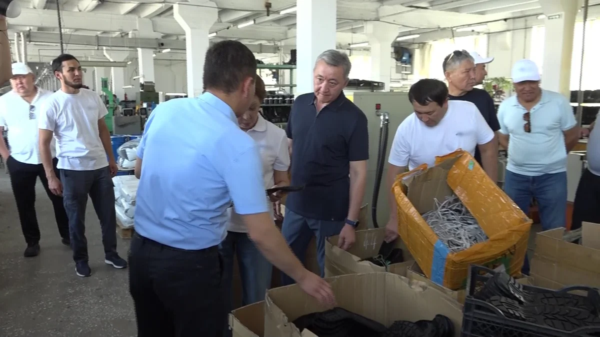 «Ақ жол» партиясының өкілдері еңбек ұжымымен кездесті