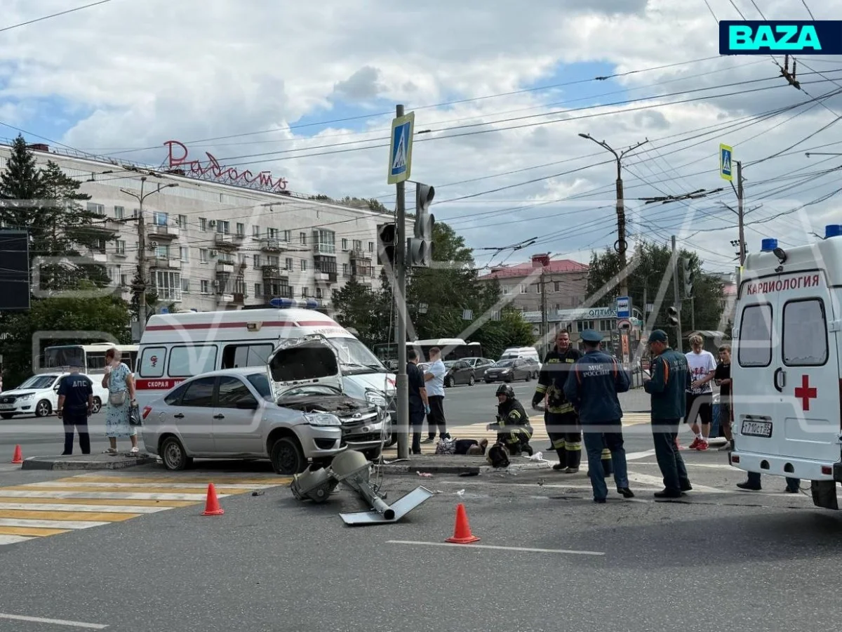 Автомобиль влетел в толпу пешеходов в Омске