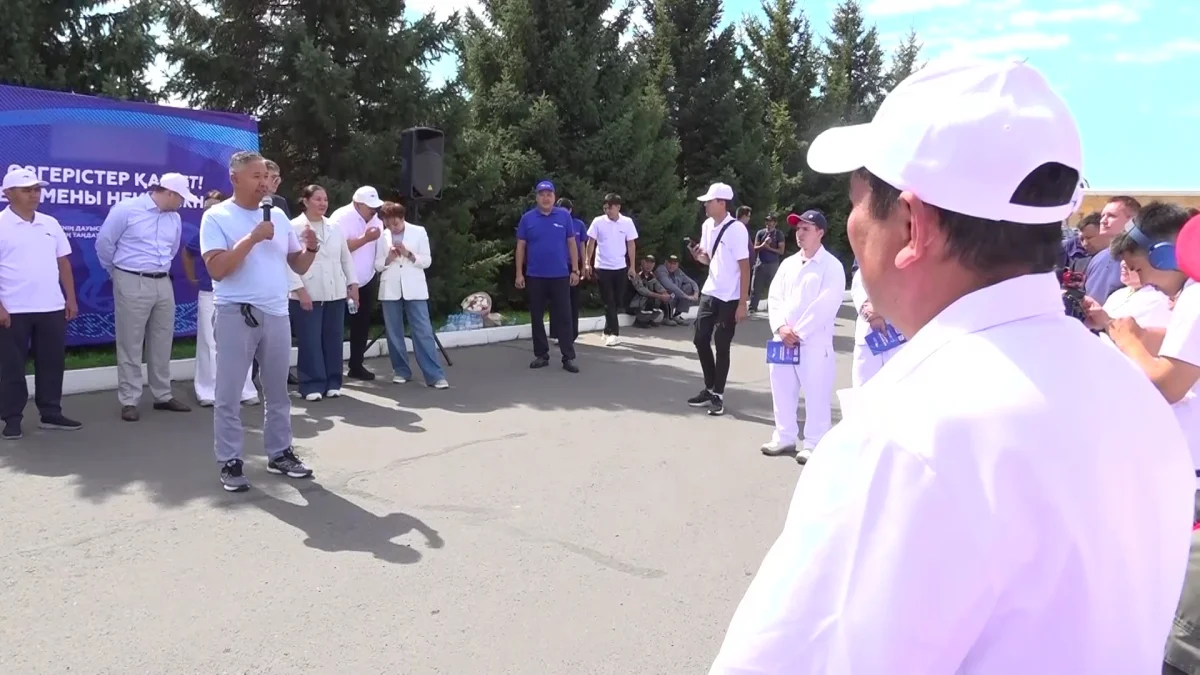 «Ақ жол» партиясының өкілдері Павлодардағы азық-түлік өнімдерін өндіретін компанияның еңбек ұжымымен кездесті