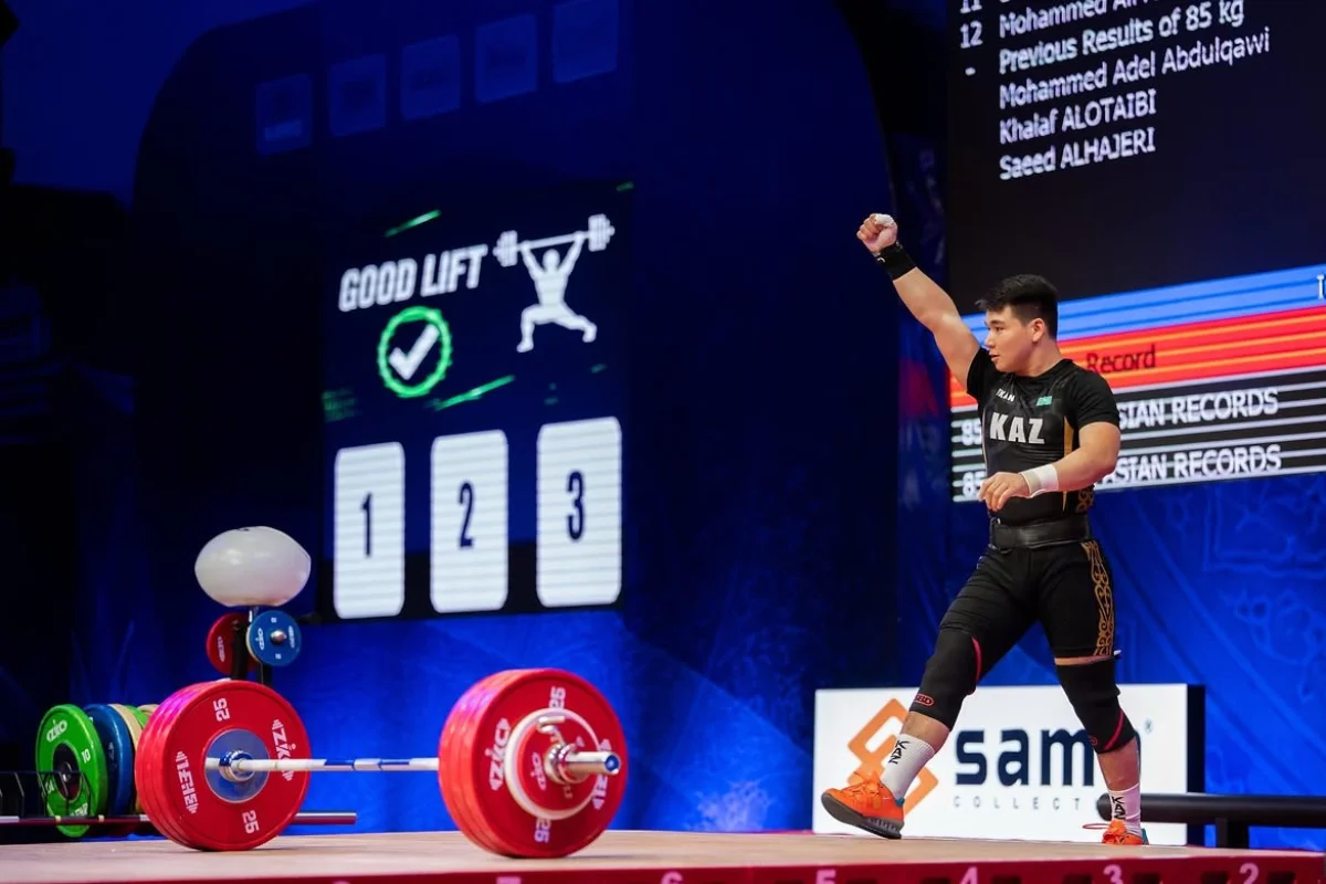 Акжол Курманбек выиграл золото чемпионата Азии по тяжелой атлетике