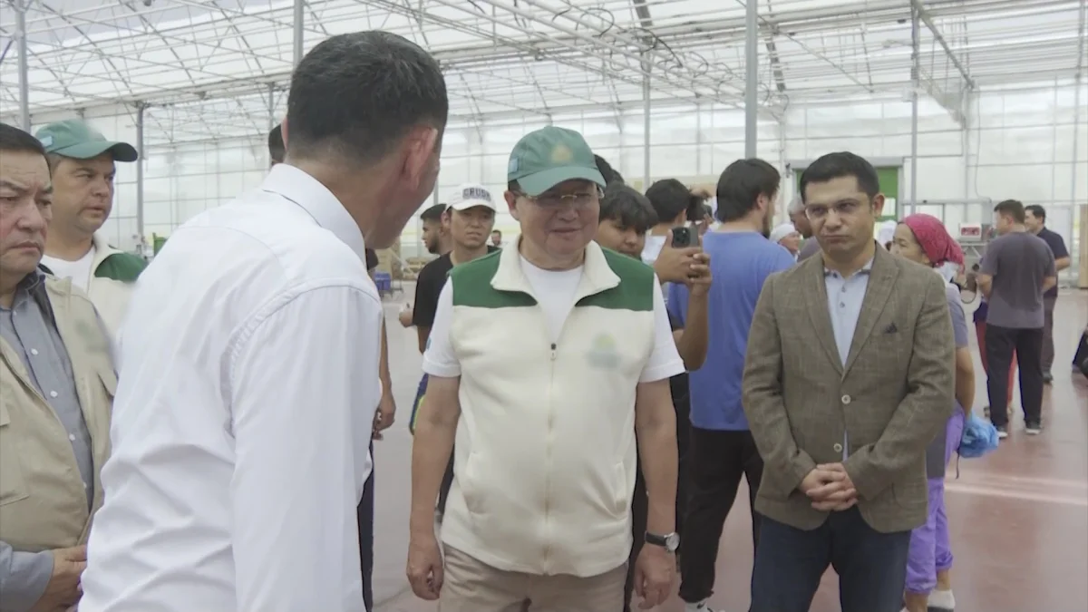 Кандидаттар жылыжай кешенінің жұмысшыларымен кездесті