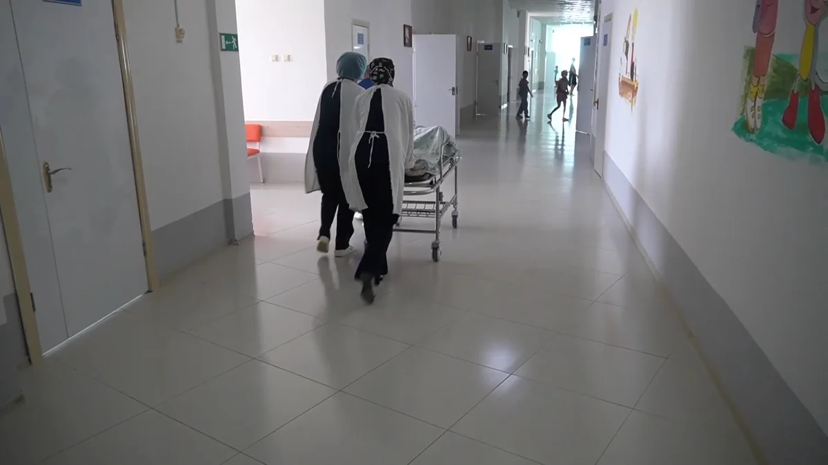 8-летняя девочка умерла после падения в септик во дворе частного дома в Уральске