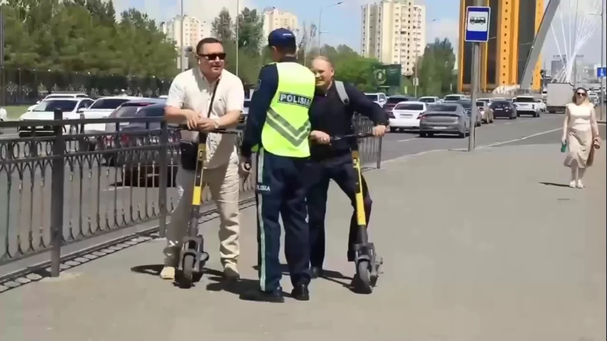 В Астане подросток на электросамокате попал под колеса автобуса