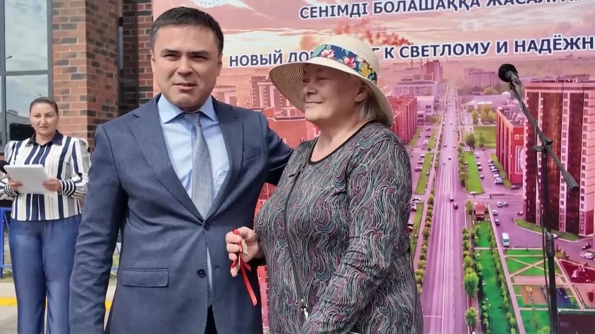 Ключи от новых квартир вручили жителям Заречного посёлка в Петропавловске