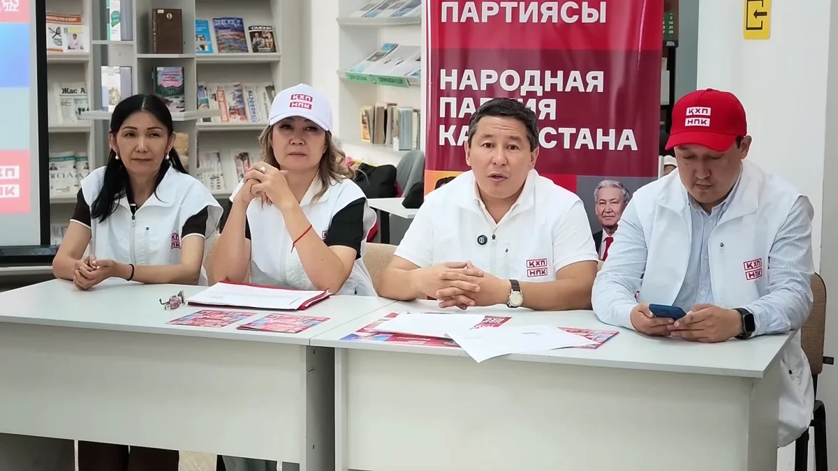 ҚХП өкілдері зейнеткерлермен кездесті