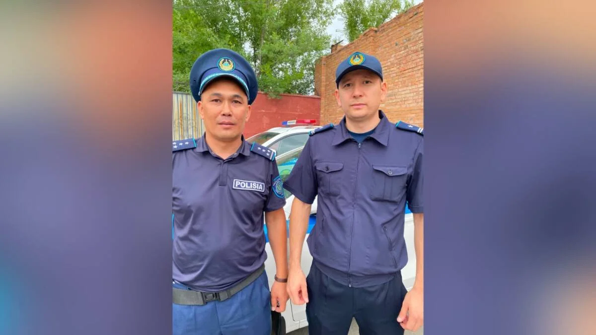 Двоих коммунальщиков без сознания вытащил из люка полицейский в ВКО