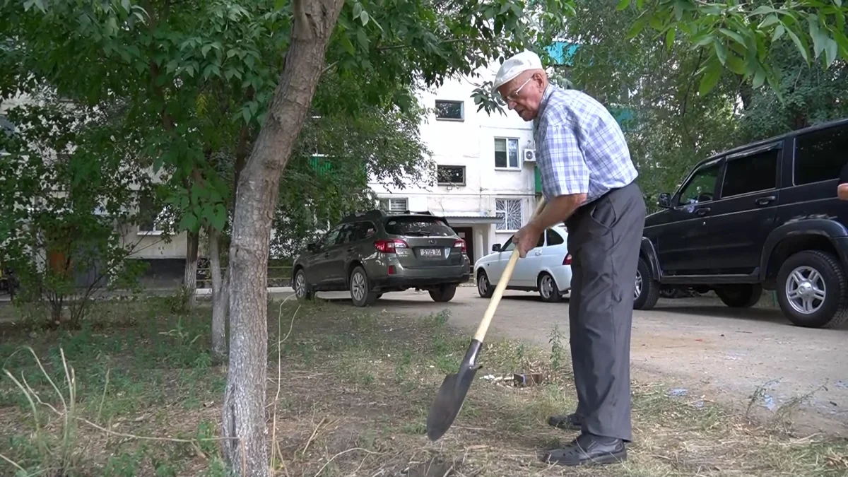 93-ёх летний ветеран труда из Уральска благоустраивает двор многоэтажки и помогает своим соседям