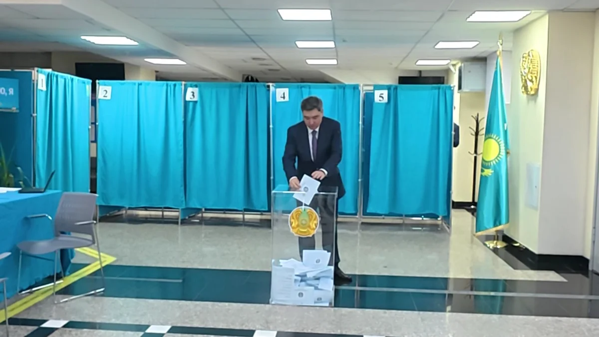 Олжас Бектенов проголосовал на выборах в Курултай