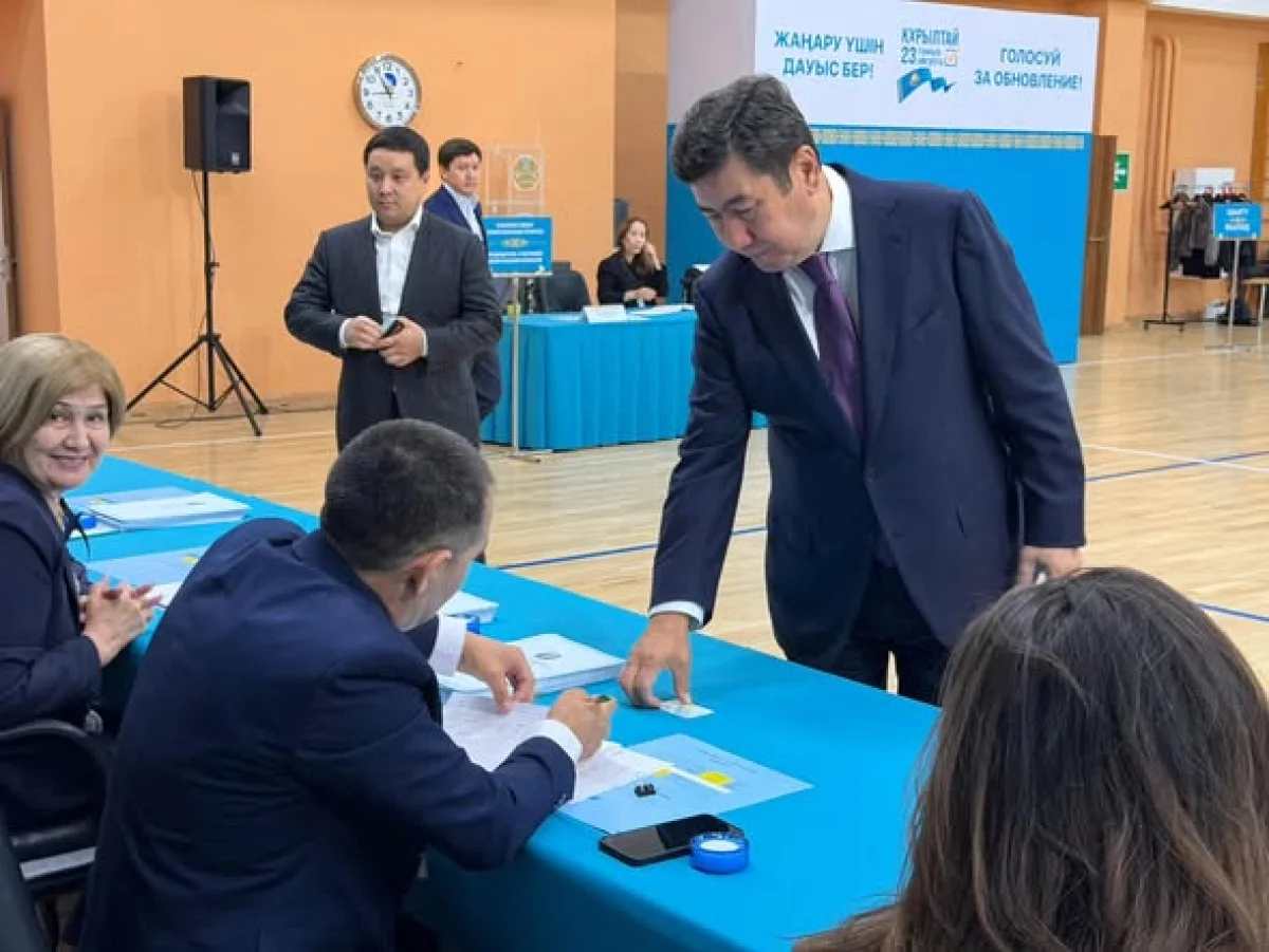 Ерлан Қошанов Құрылтай сайлауында дауыс берді