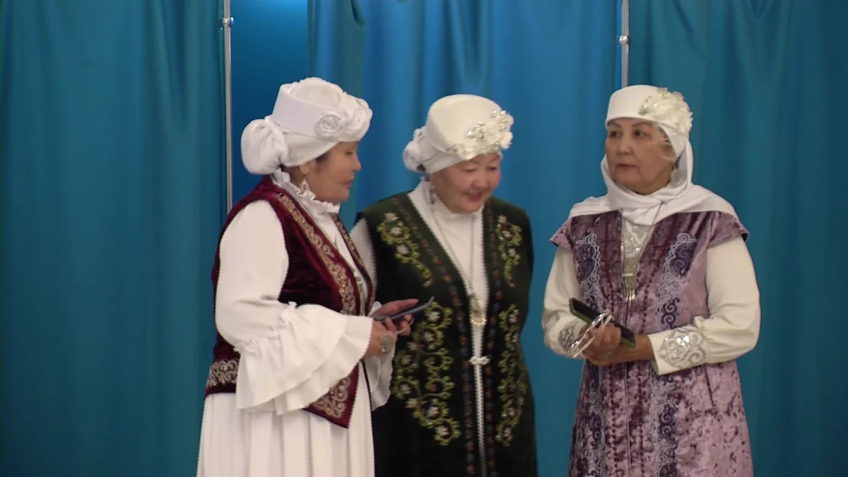 Әжелер дауыс беруге ұлттық киіммен келді