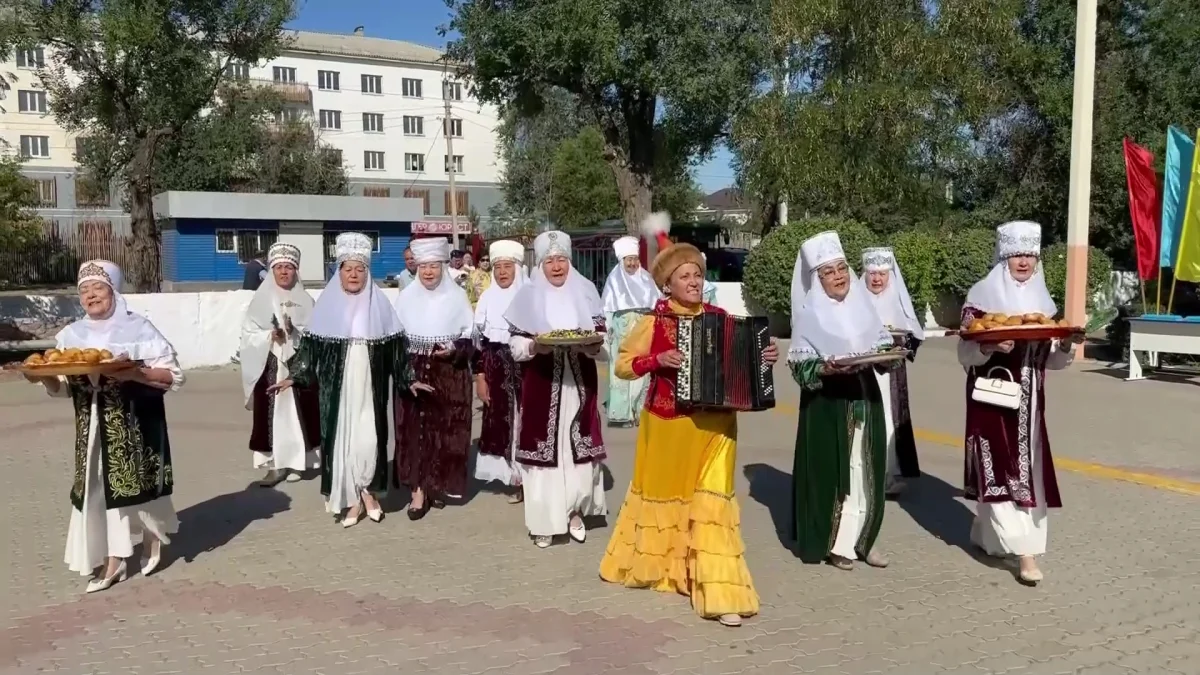 Жамбылда кимешек киген кейуаналар сайлау учаскелерін аралап концерт қойды