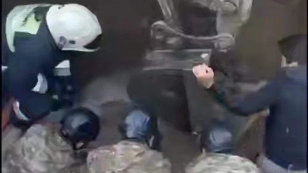 Спасатели вытащили человека из затопленной траншеи