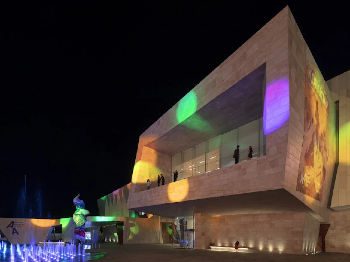 Almaty Museum of Arts подсветил фасад знаменитым горошком в память об Яёи Кусаме