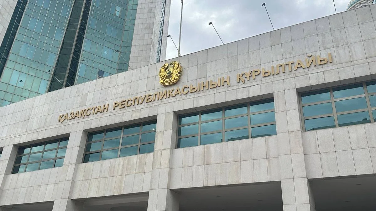 Бүгіннен бастап жаңа заң шығарушы институт – бірпалаталы Құрылтай өз жұмысына кірісті, - Е.Қарин