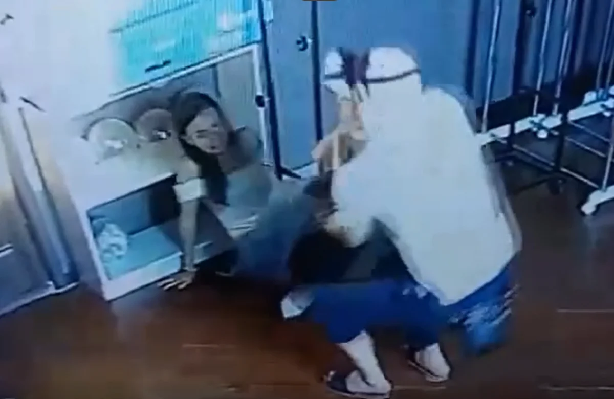 Мужчина избил девушку и бросил ей в голову стеклянный предмет (ВИДЕО)