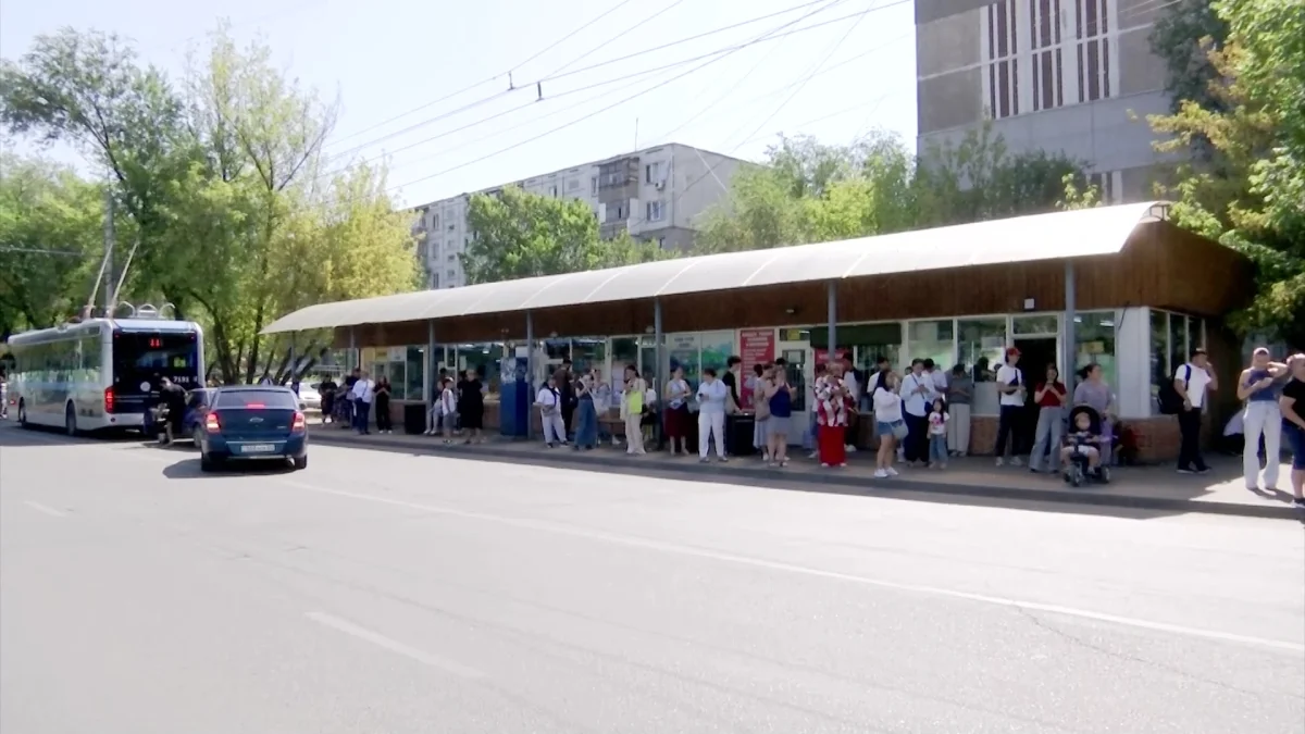 В Алматы 30 человек могут лишиться работы из-за решения о сносе остановочного комплекса