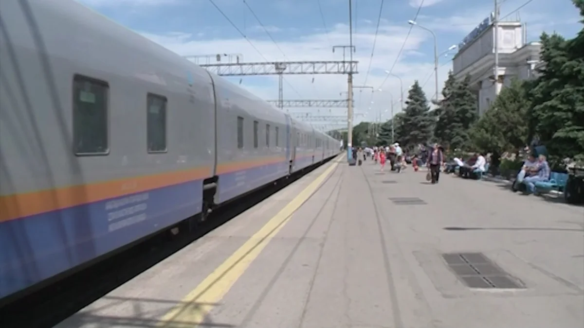 Алматыда жүріп бара жатқан пойызға секіріп мінбек болған 3 адам ұсталды