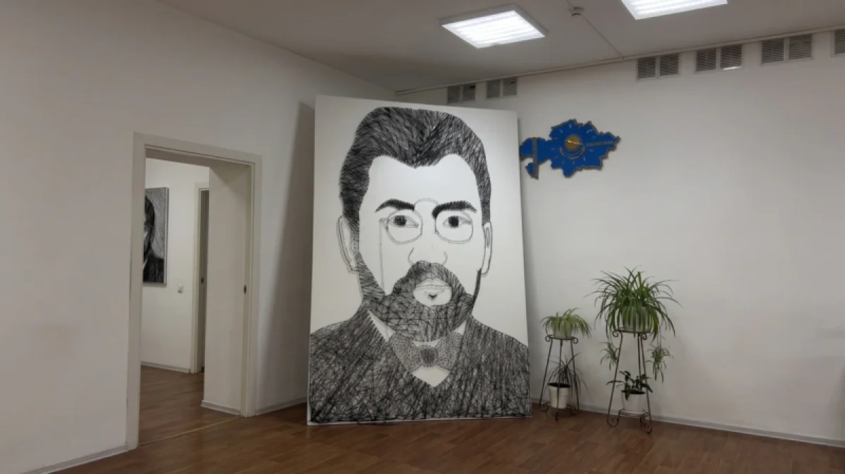 Астанада Ахмет Байтұрсынұлының портреті 5 мың шеге мен жіптен жасалды