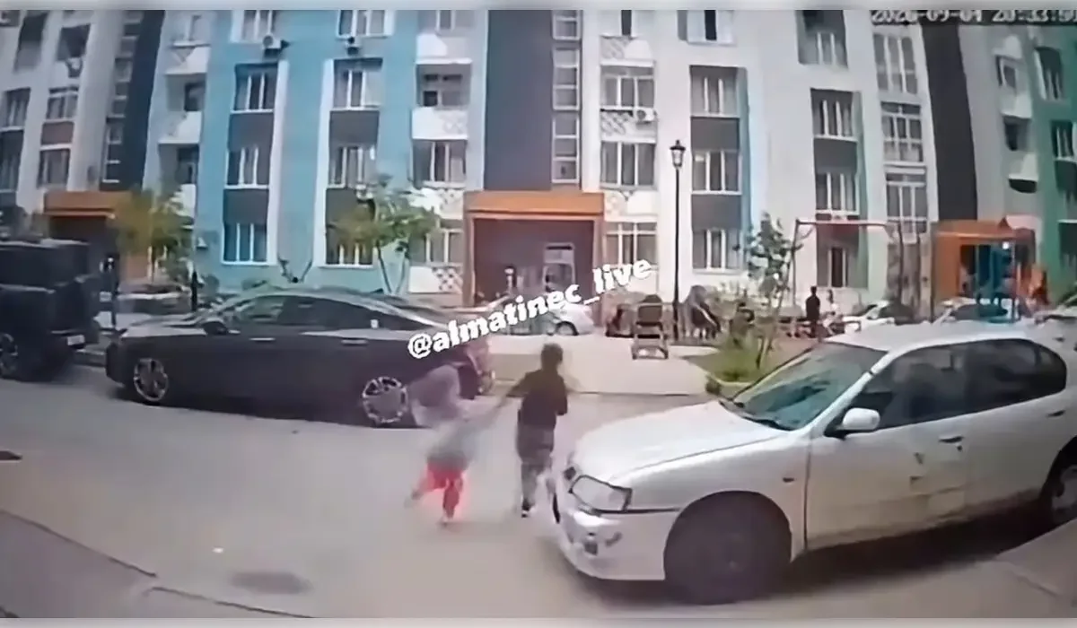 Двух детей сбили во дворе жилого комплекса