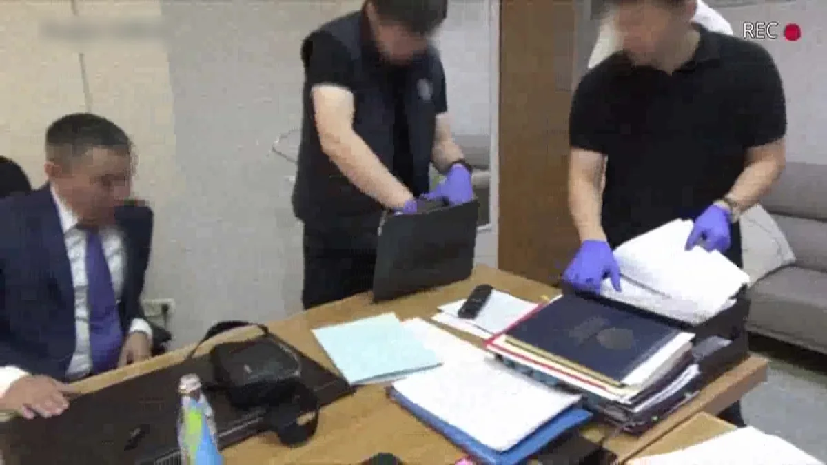 Екі шенеунік ірі көлемде пара алды деген күдікпен ұсталды