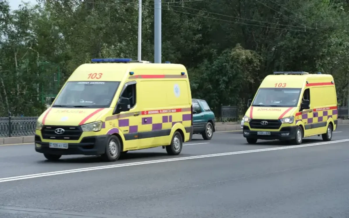 Девушка выпала с 14-го этажа и упала на коляску с ребенком в Астане