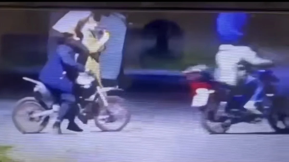 Друзья на плечах: опасные трюки подростков на мотоциклах попали на видео под Астаной