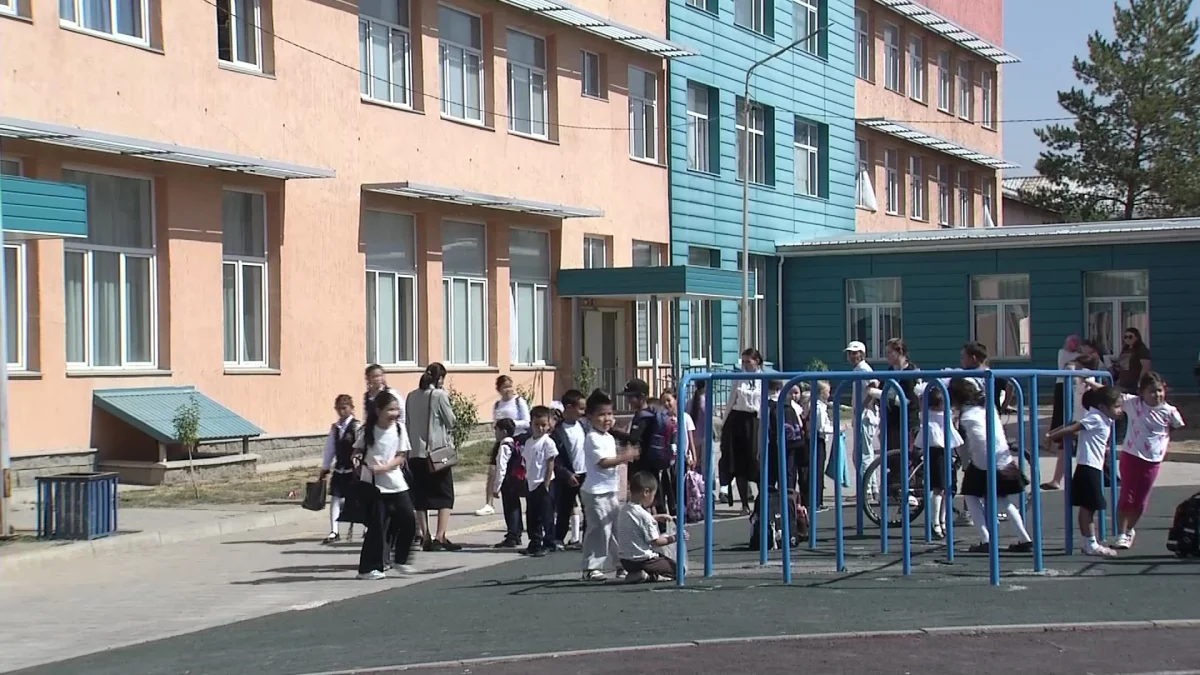 Дети Алматинской области начали учебный год в школе, где ещё не закончился ремонт
