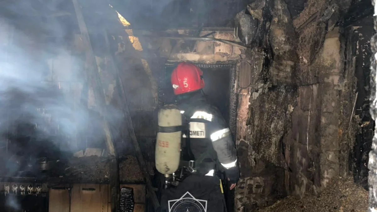 Пожарные вынесли два газовых баллона из горящего дома в Павлодаре