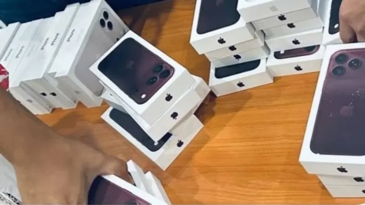 Астана әуежайында 200-ден астам iPhone 18-ді заңсыз алып өтпек болғандар ұсталды