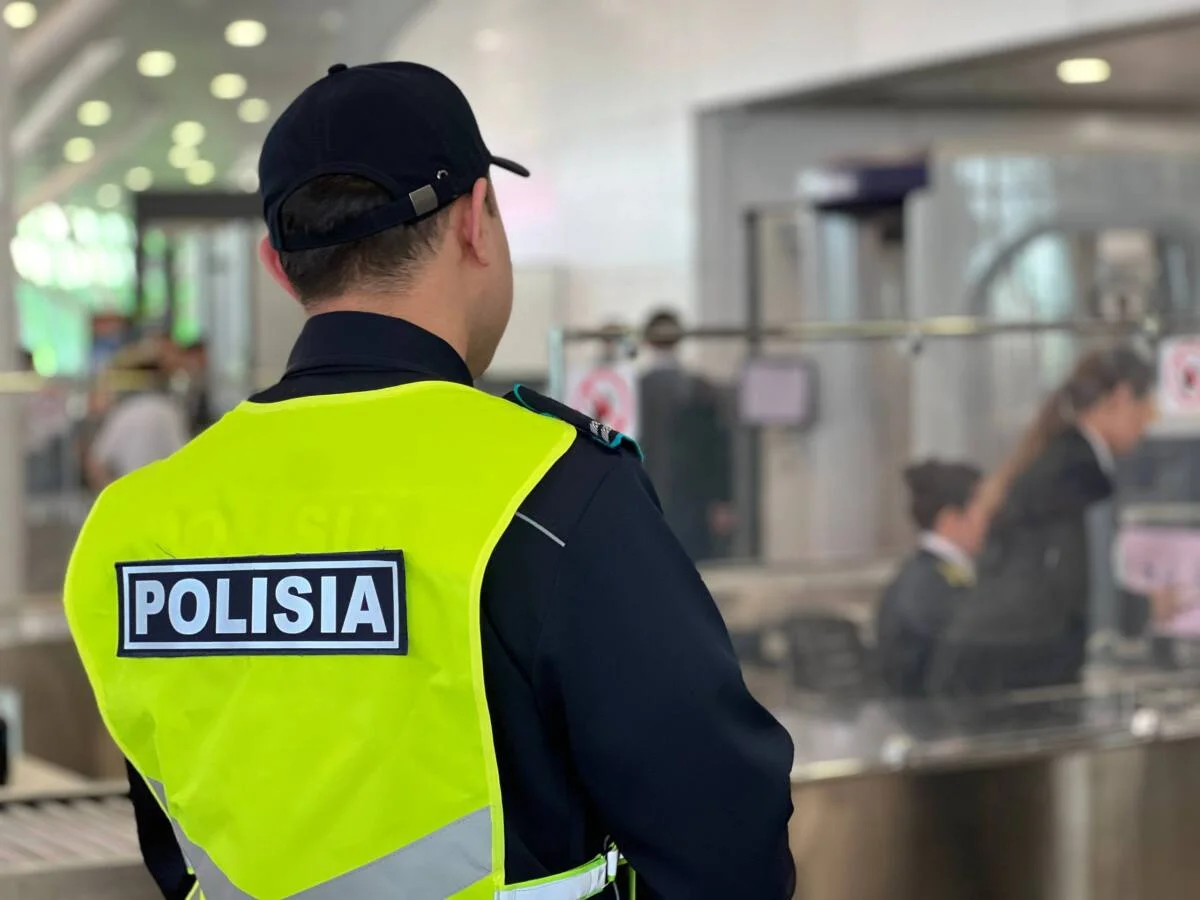 Әуежайда жарылғыш құрылғы туралы әзіл айтқан жолаушы 5 тәулікке қамалды