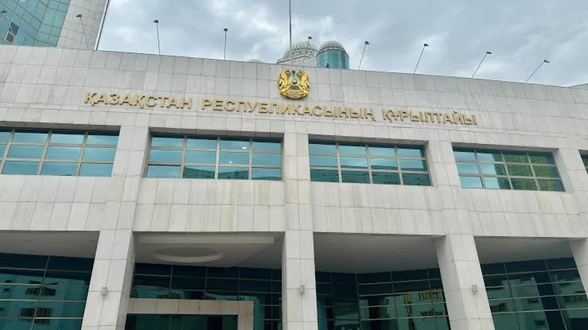 Спикер Курултая Айбек Дадебай выразил соболезнования семьям погибших военных в Мангистау
