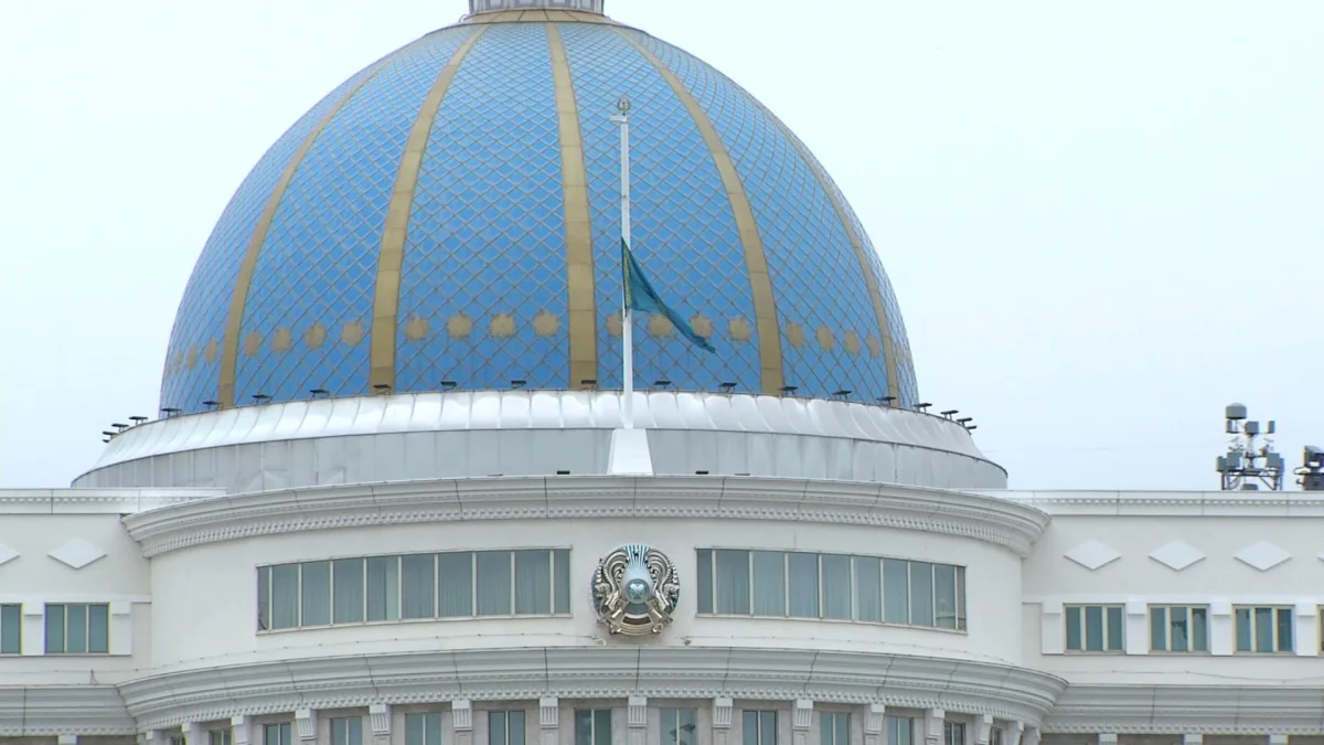 День траура: по всей стране и за рубежом приспущены государственные флаги и отменены развлекательные мероприятия
