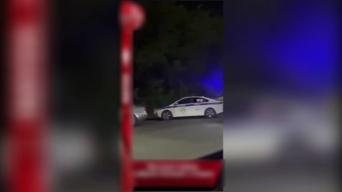 Көкшетауда жүріп бара жатқан көліктен бойжеткен секіріп кетті