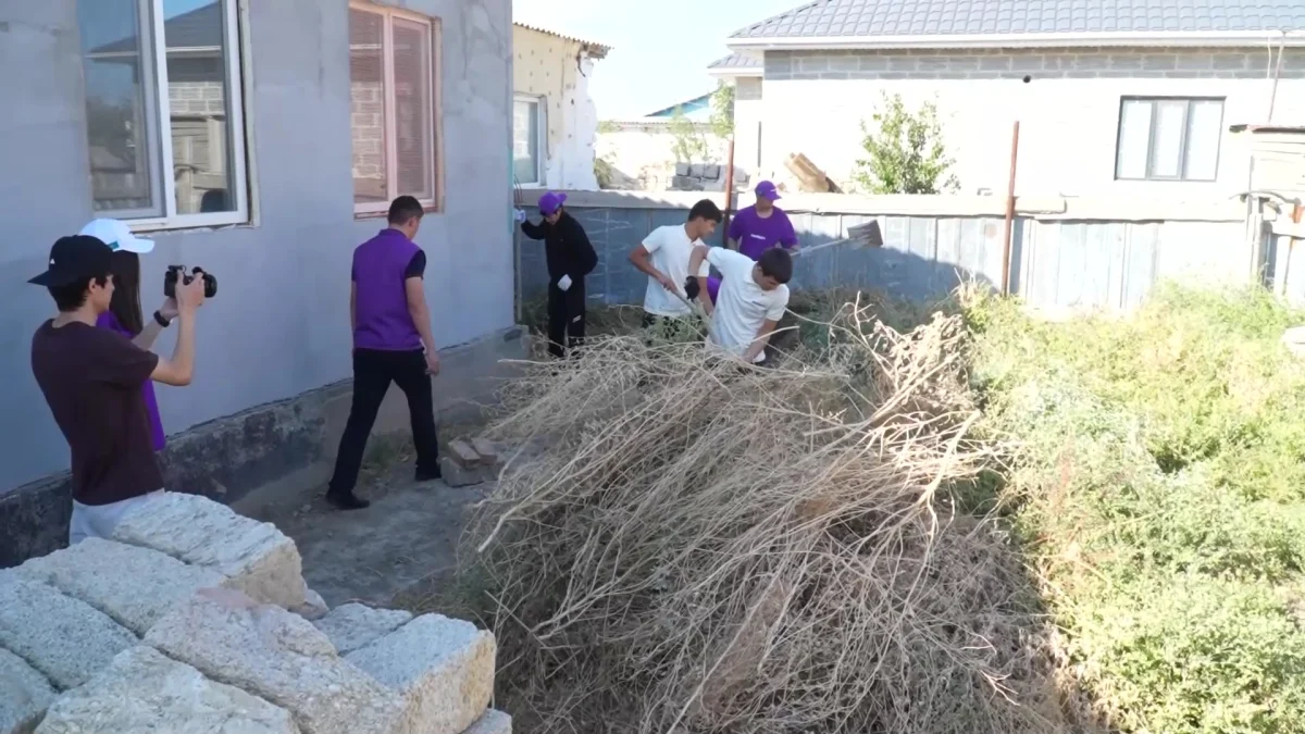 В преддверии дня пожилых людей активисты партии «Әділет» помогают пенсионерам и ветеранам
