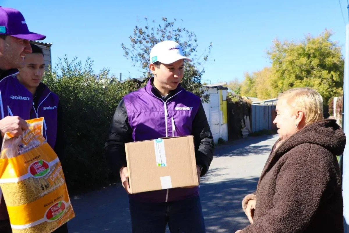 «Әділет» партиясының белсенділері ардагерлер мен жалғызбасты қарттарға тұрмыстық көмек көрсетіп жатыр