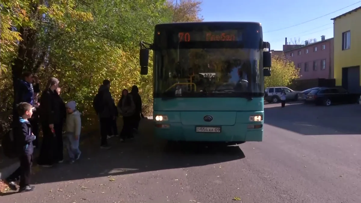 Около трех километров приходится преодолевать ученикам школы в Караганде, чтобы добраться на занятия