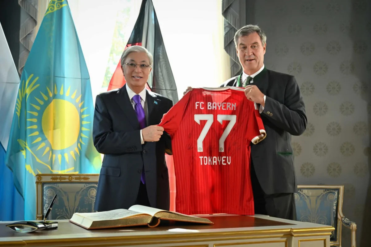 Тоқаев "Бавария" клубының жейдесін алды