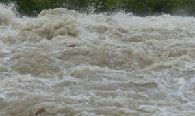 Ситуация в Кульсары: более 100 домов подтоплены, уровень воды в Жайыке растет